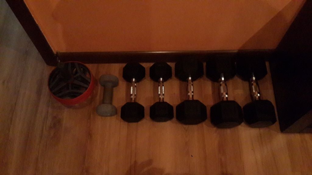 Продам гантель (9кг, 8 кг, 4 кг, 3 кг)