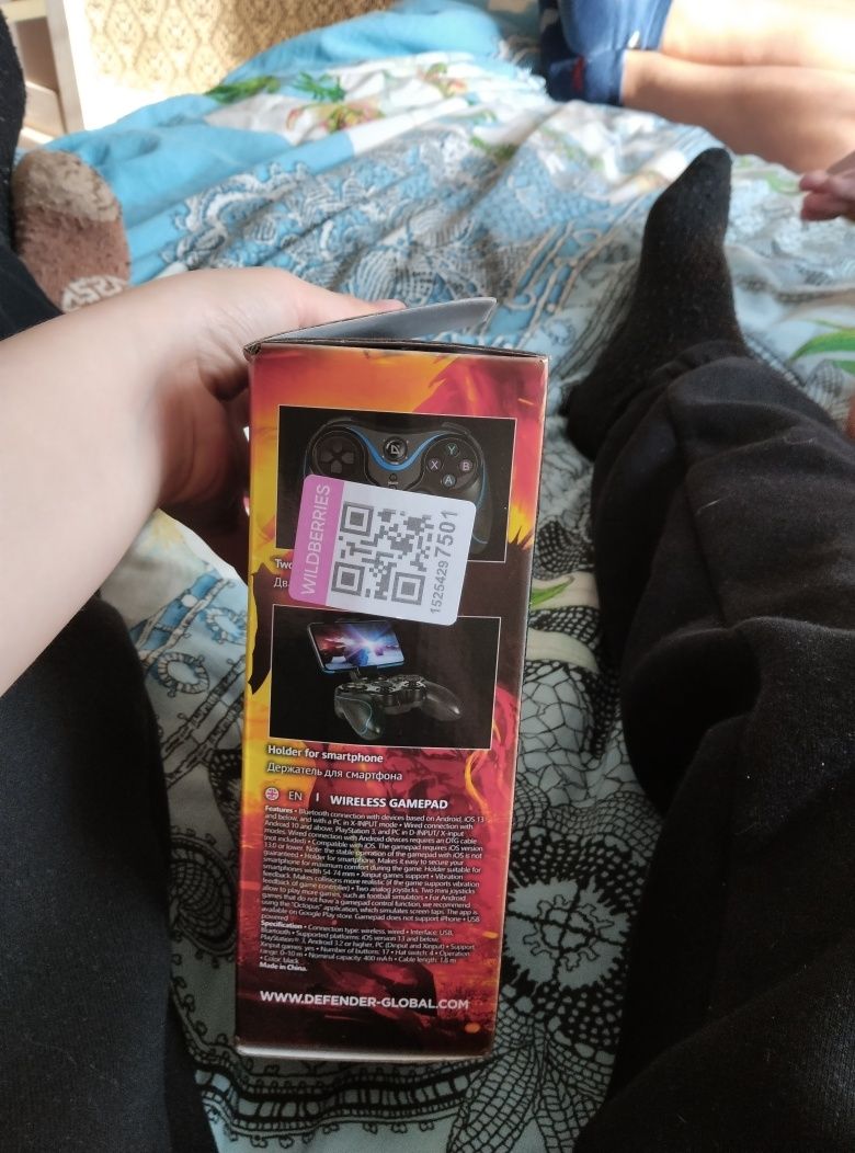 Продаю геймпад без проводной новый есть зарядка и подставка