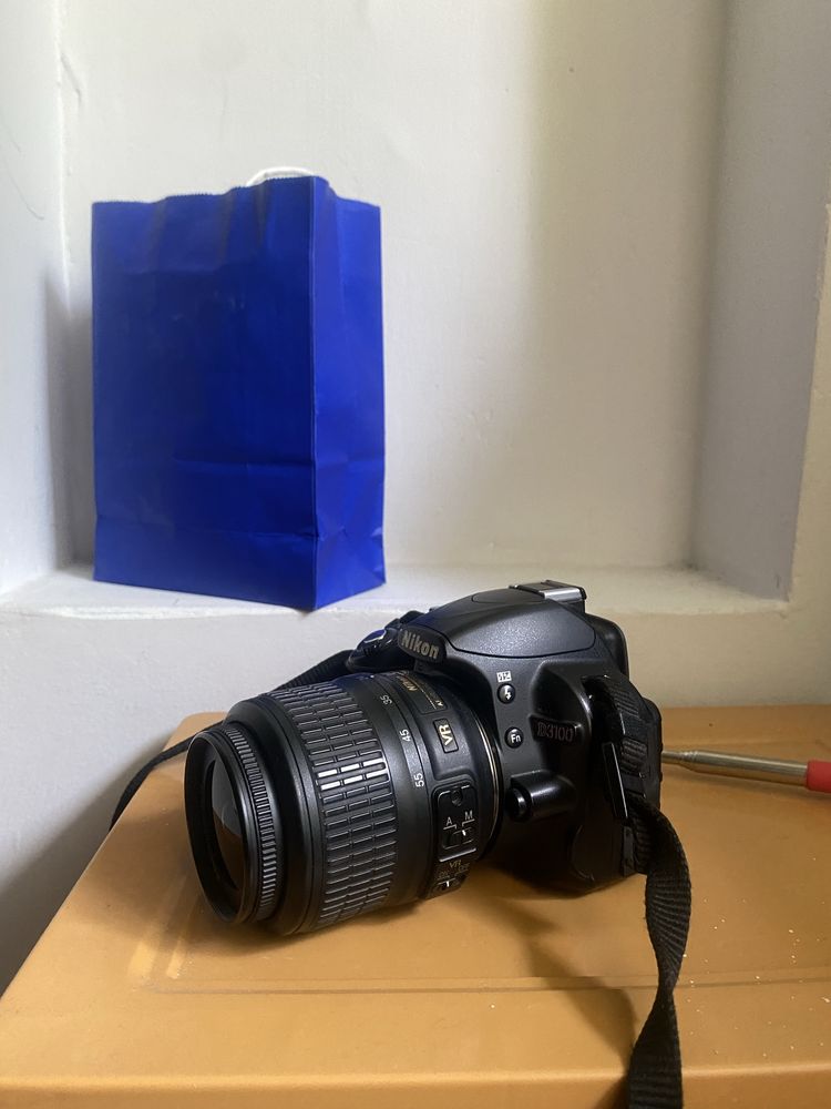 Зеркальный фотоаппарат Nikon D3100 в хорошем состоянии