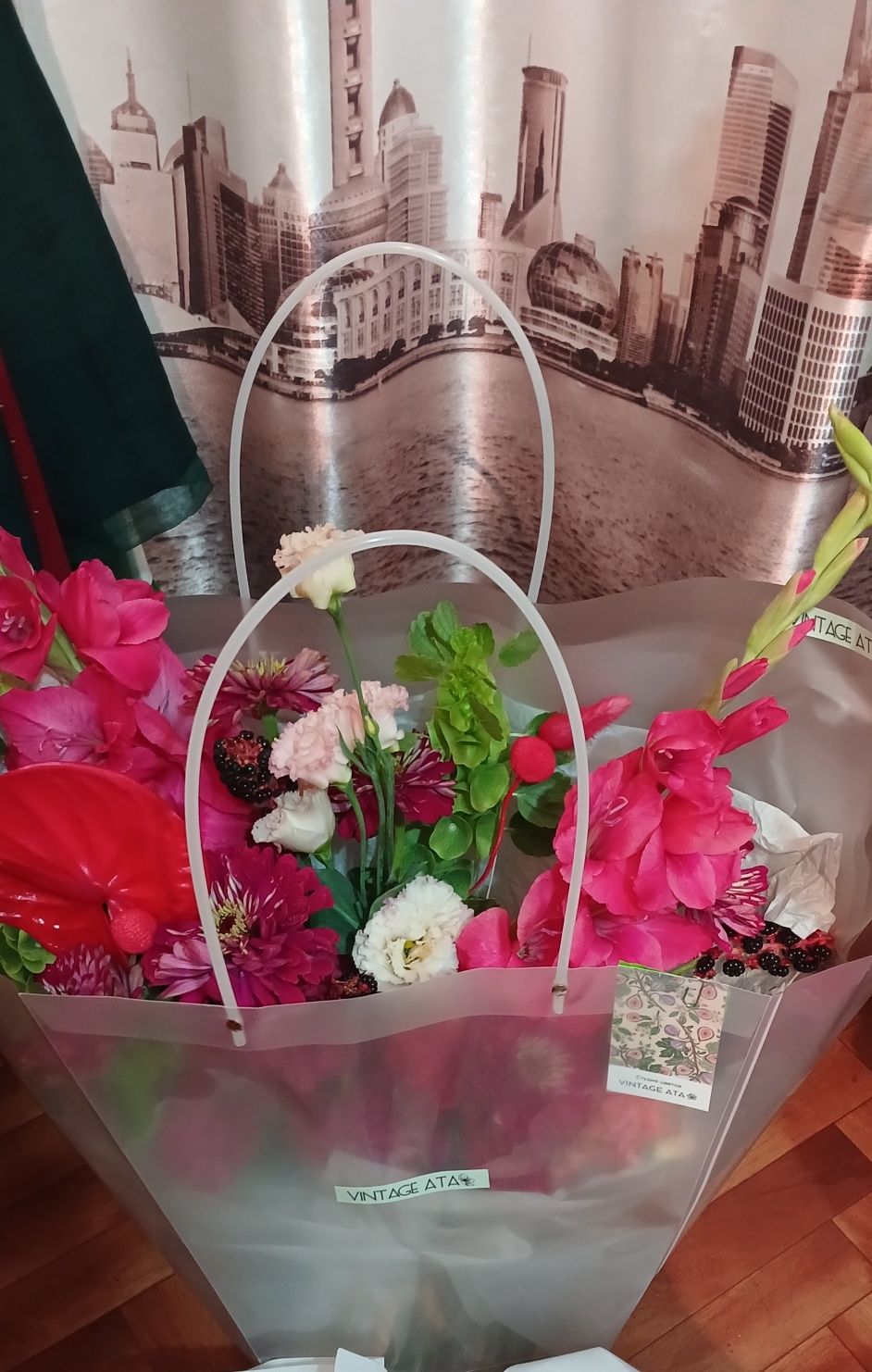 Букет из прекрасных цветов на вазе.
