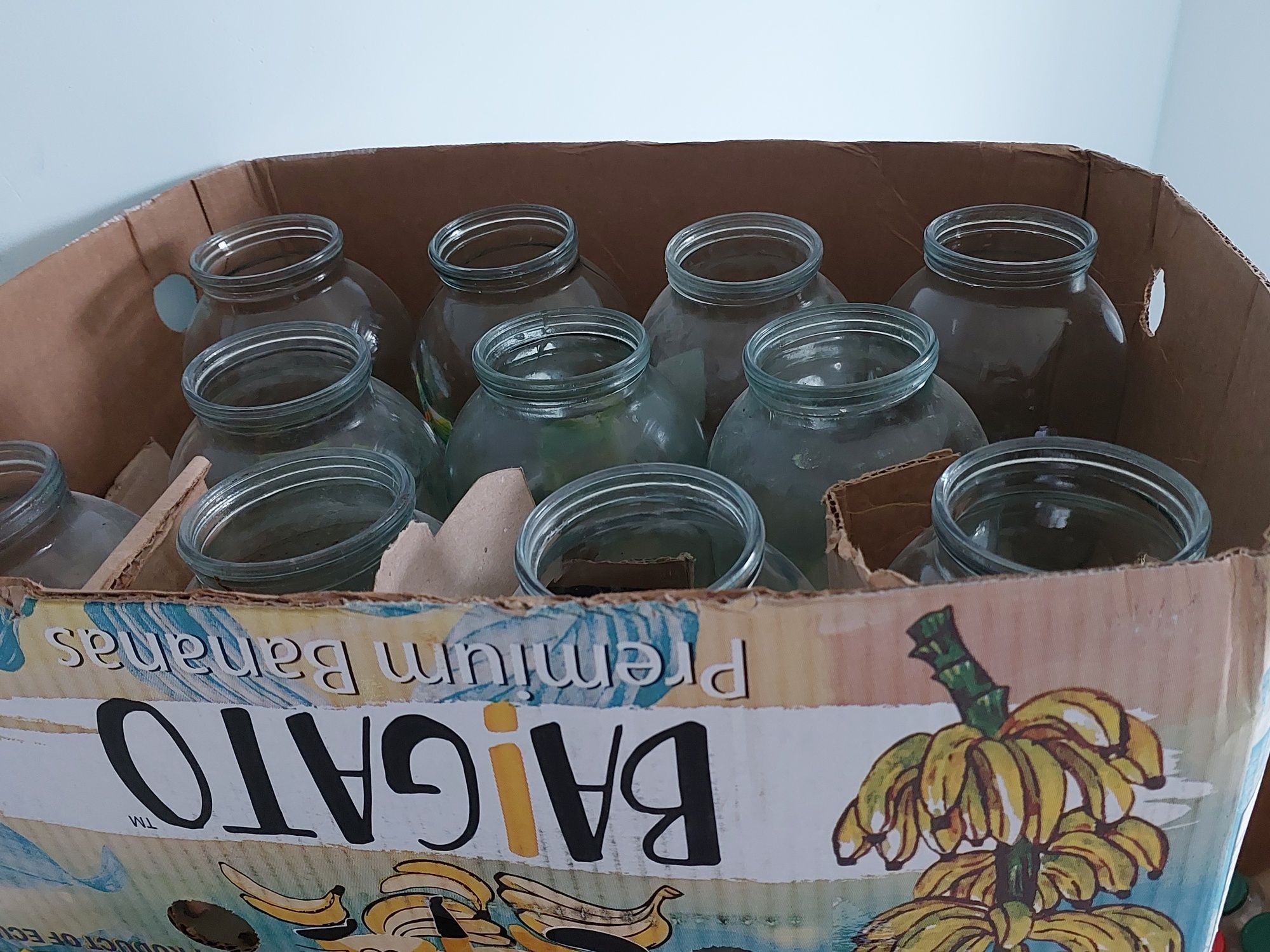 Продам банки 0/5 1/2/ литра  0/3 л с крышкой