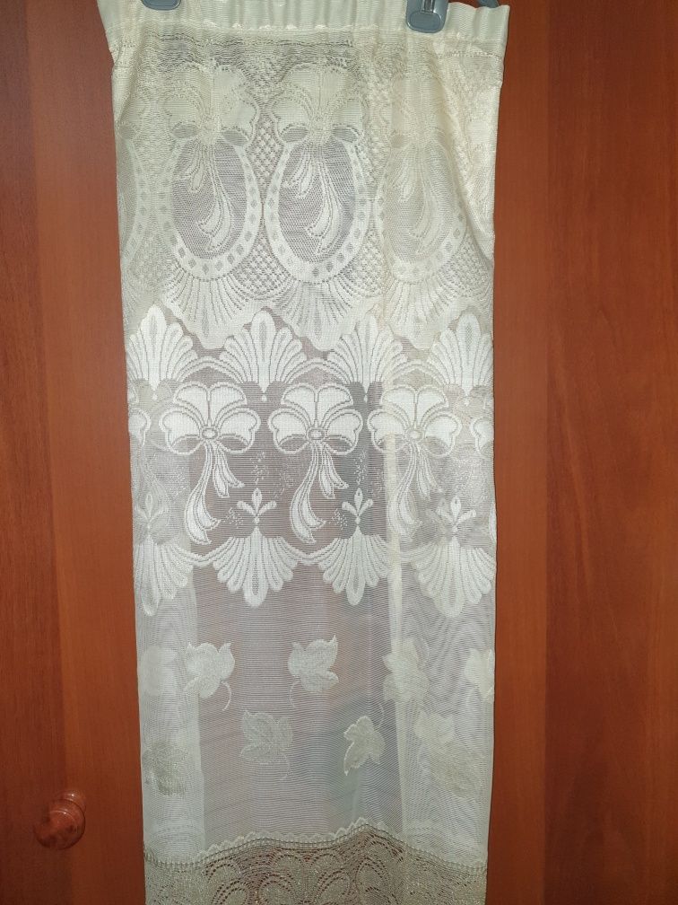 Продаю тюль,  скатерть на стол