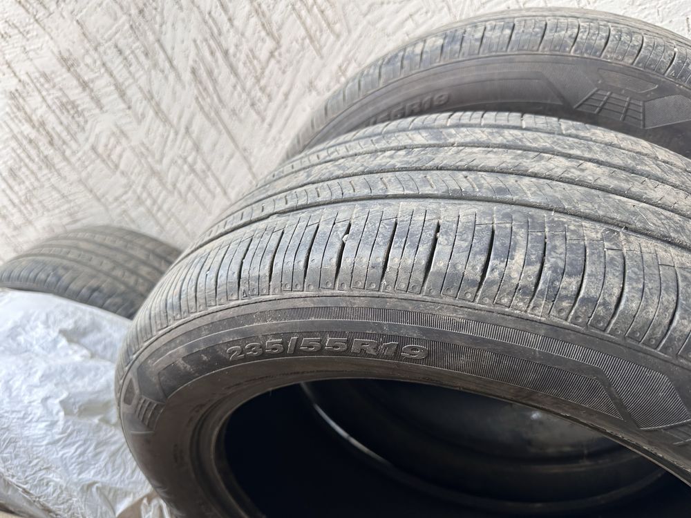235 55 R 19 Почти новые Летни покрышки