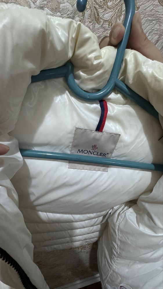 Пуховик Moncler белый