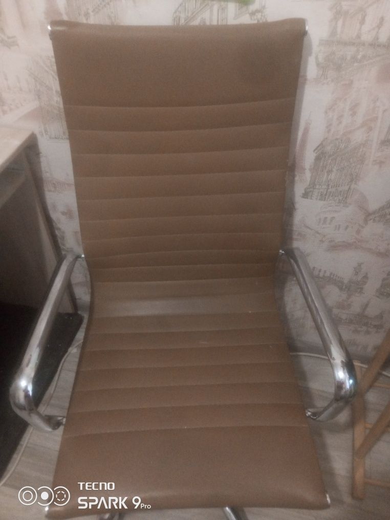 Коричневое кресло