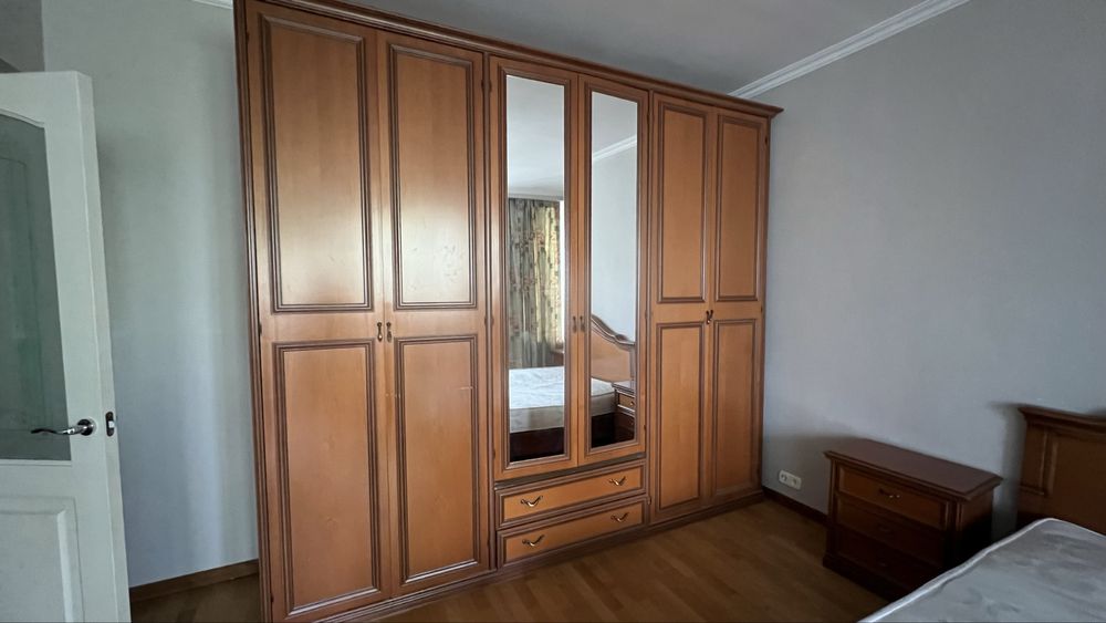 Спальный гарнитур из натурального дерева