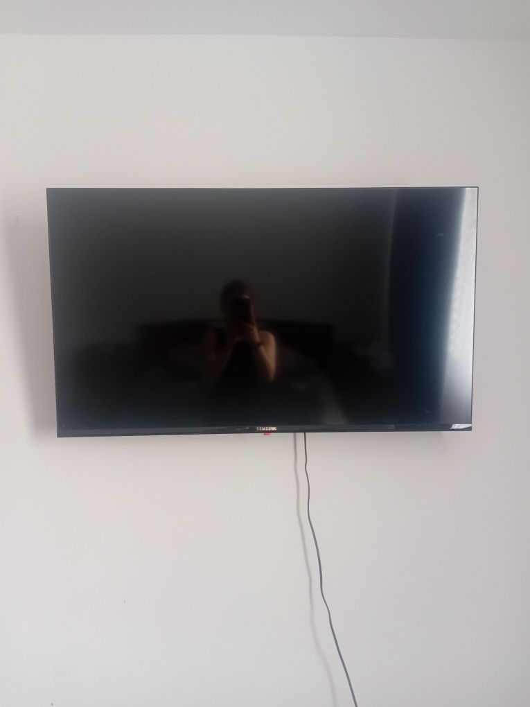 Телевизор подвесной