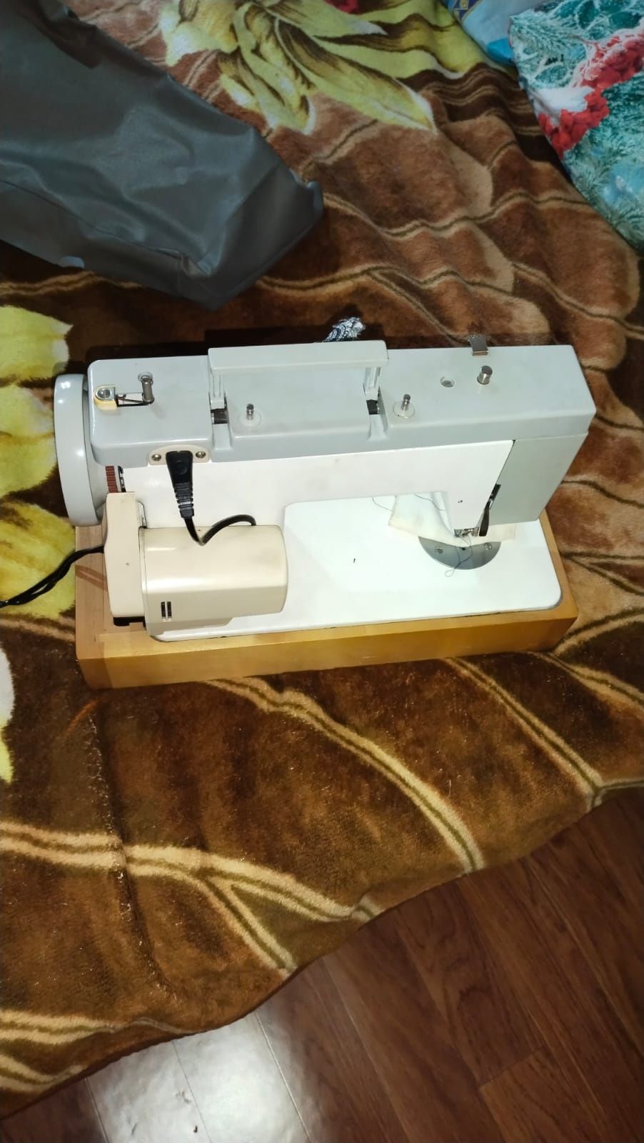 Продам электрическую швейную машинку
