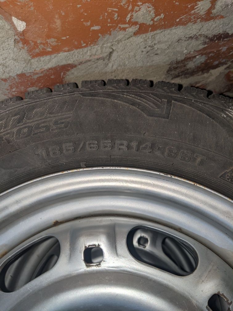 Продам зимние шины без дисков.