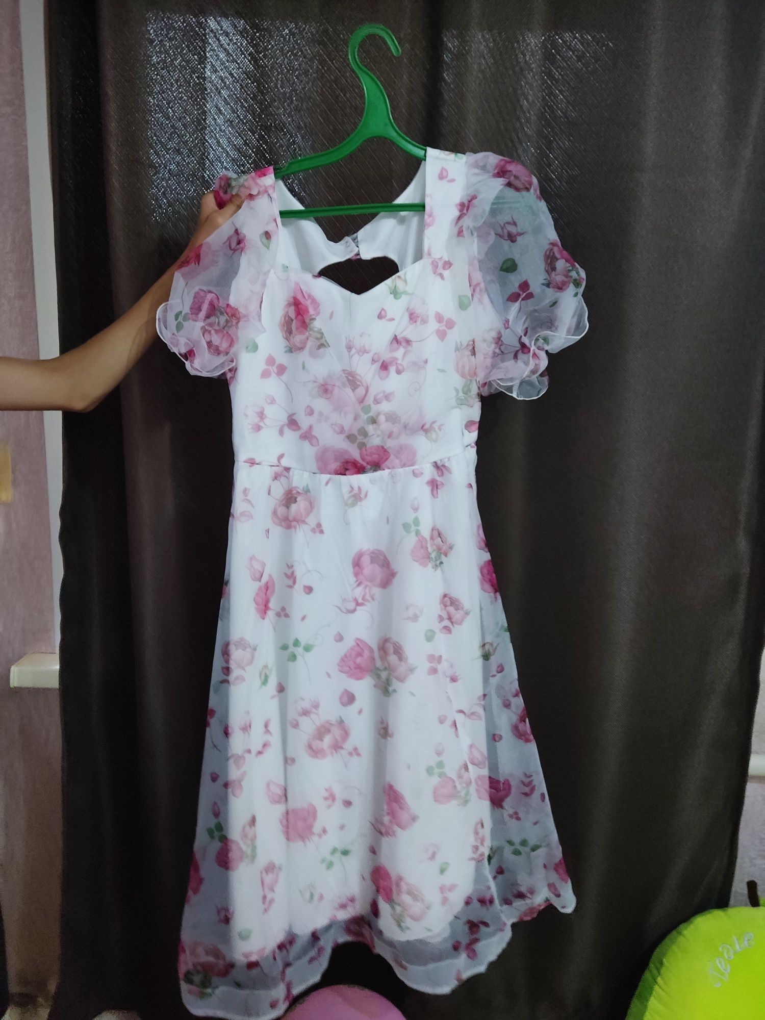 Платье  продам яркое