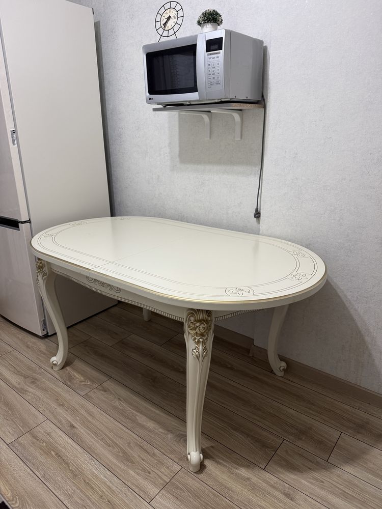 Продам стол в отличном состояний.