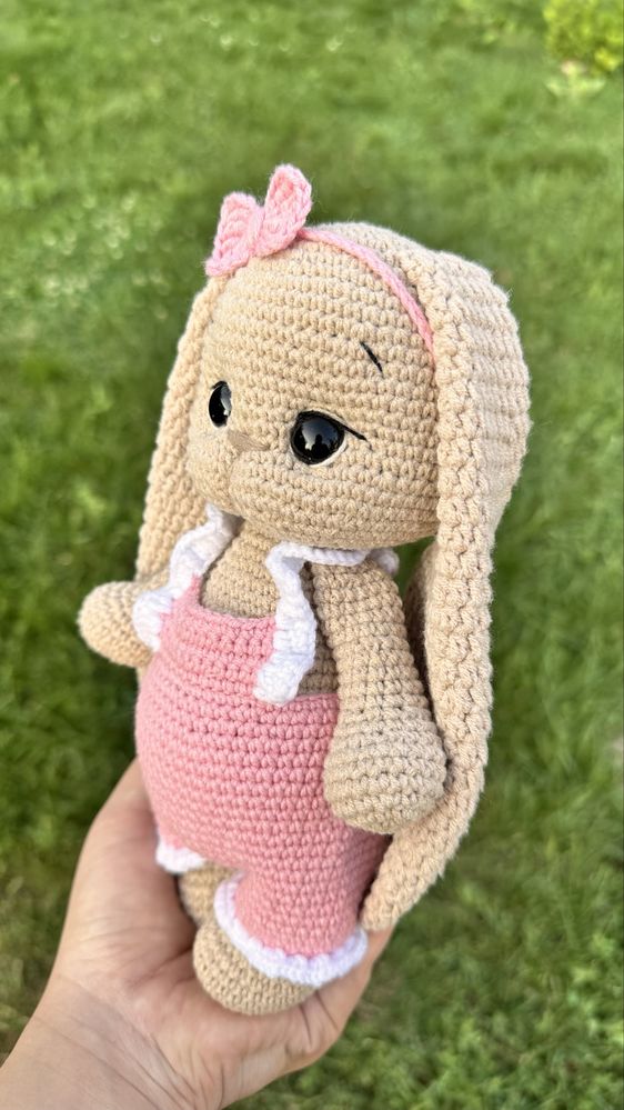 Вязаная игрушка ручной работы Зайка с длинными ушками