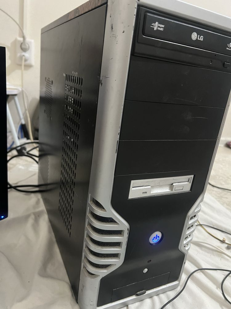 процессор  Intel core i 3, жесткий диск 500гб, DDR 3 8 ядер, монитор