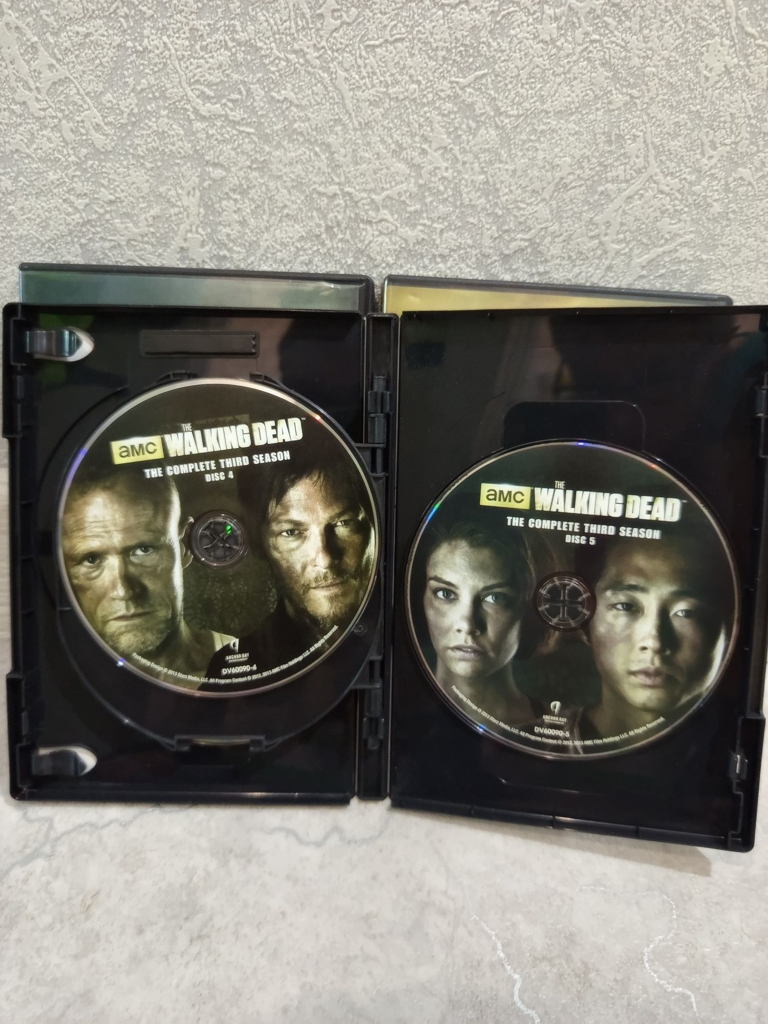 Коллекция dvd дисков сериала Ходячие мертвецы