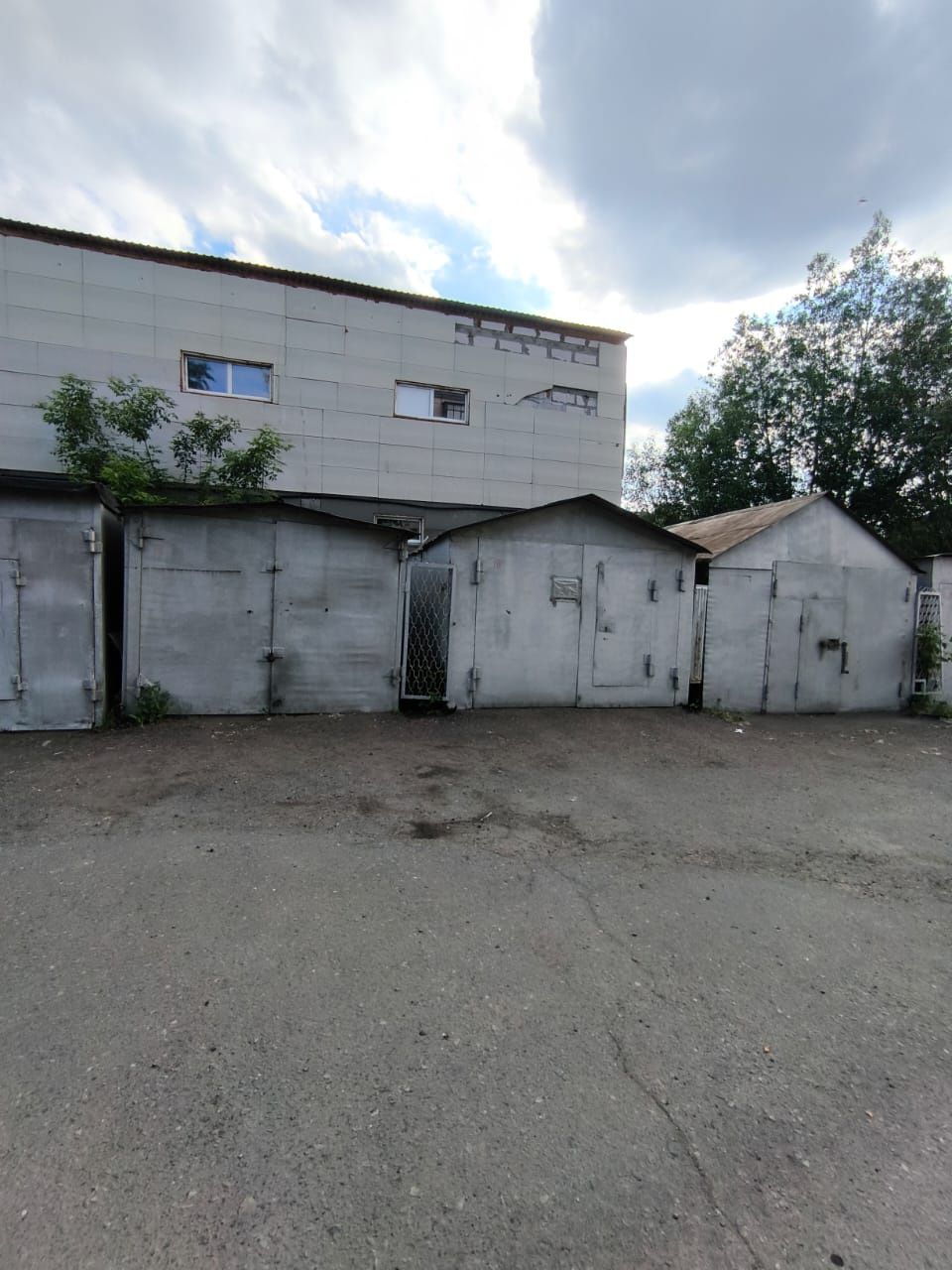 Гараж в центре города во дворе с киссоном