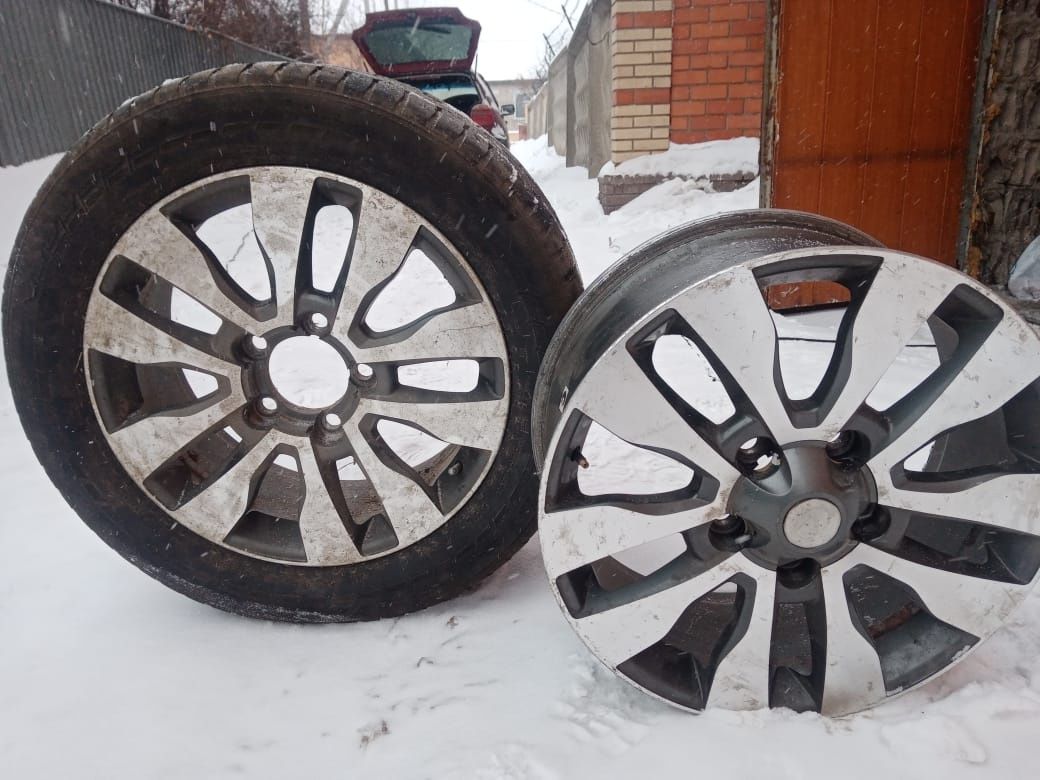 Продам зимние шины на 16, размер 215х65 R 16 месяц стояли на машине,