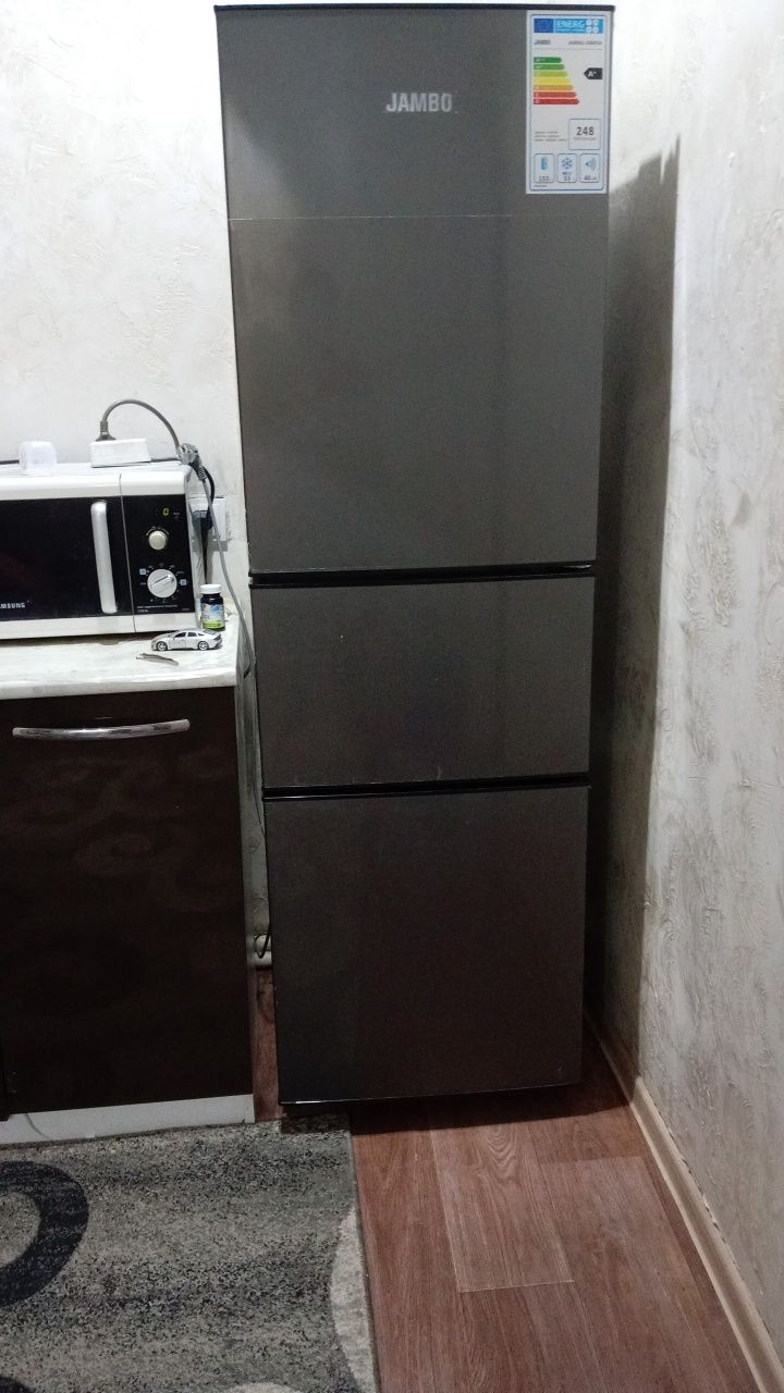 Холодильник новый работает отлично