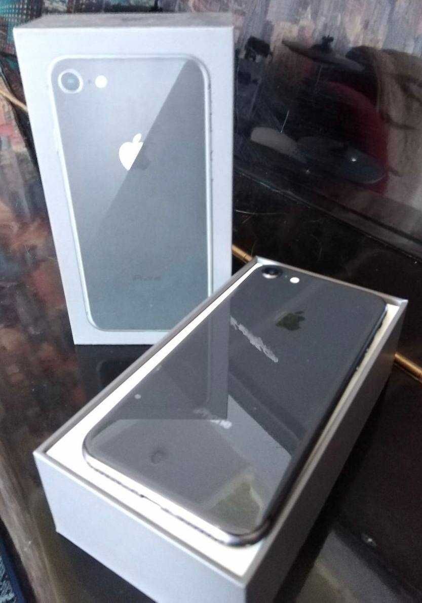 iPhone 8, состояние идеальное, коробка с документами