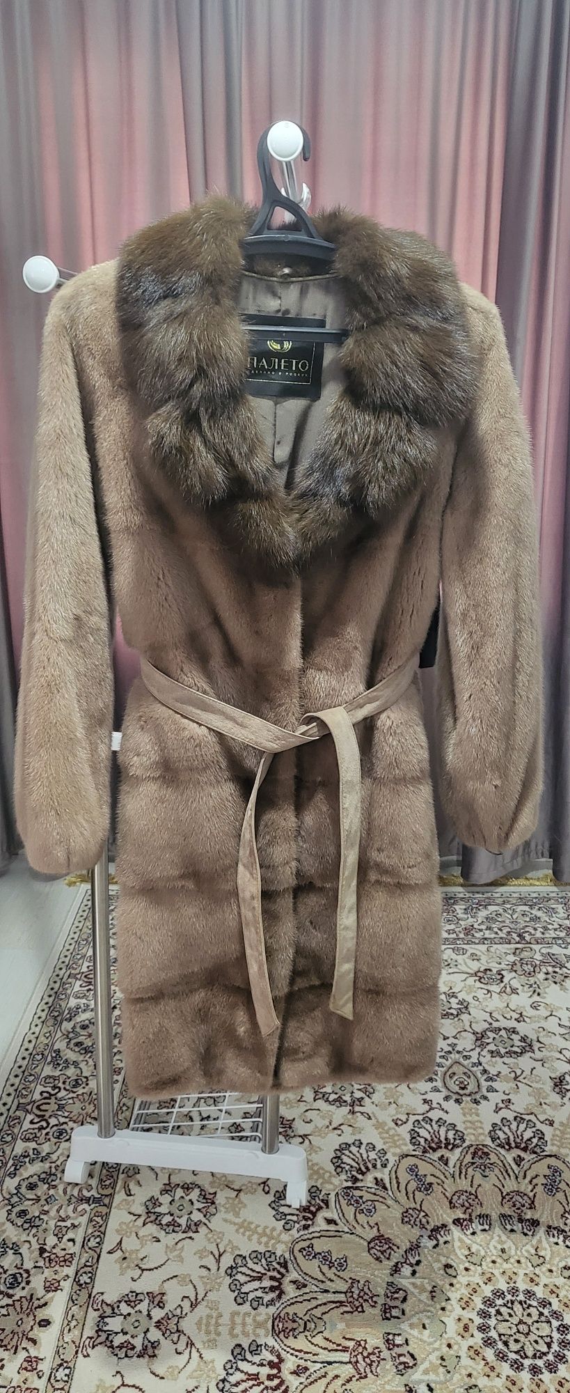 Норковая шуба, воротник из куницы.