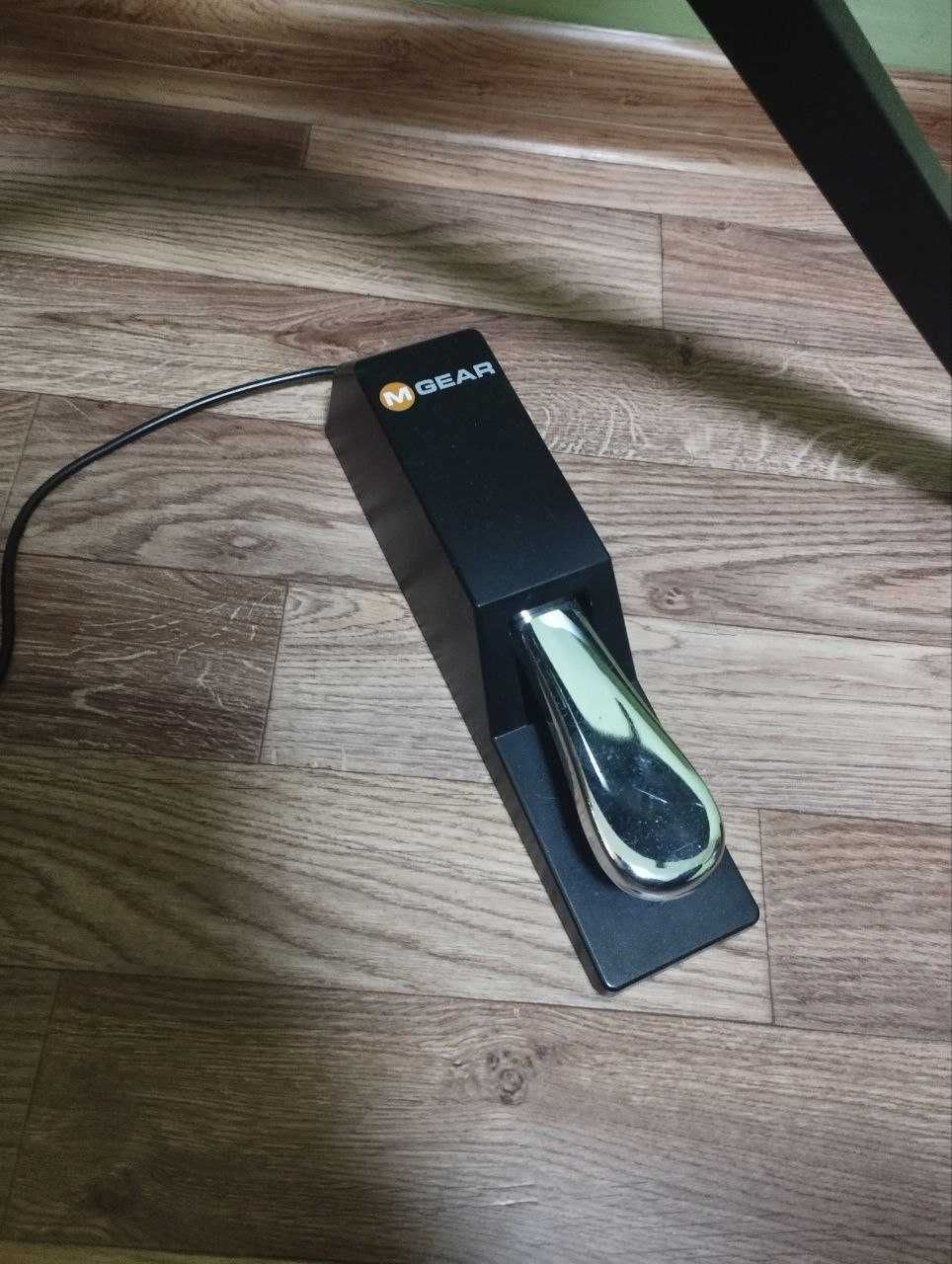 MIDI-клавиатура M-Audio Keystation 88 MK3 Black, педаль и стойка.