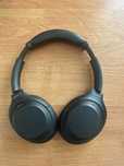Наушники Sony WH-1000XM4 (черные) с активным шумоподавлением.