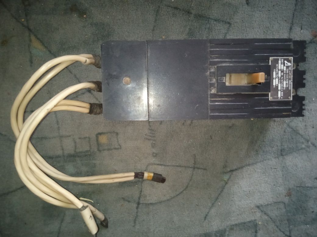 ПРОДАМ советский большой ЭЛЕКТРОСЧЕТЧИК (электровыключатель). Автомат.