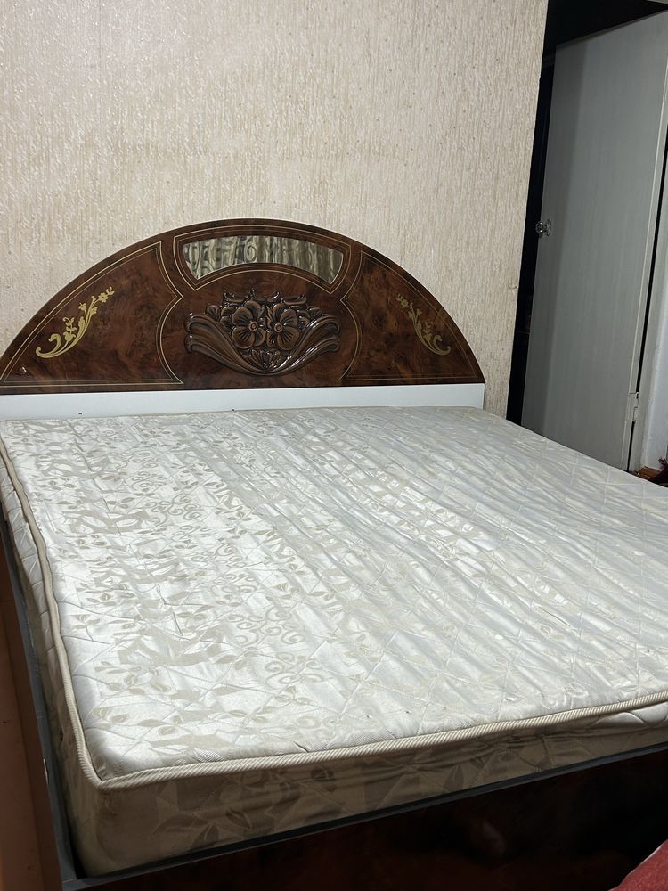 Продаётся спальный гарнитур