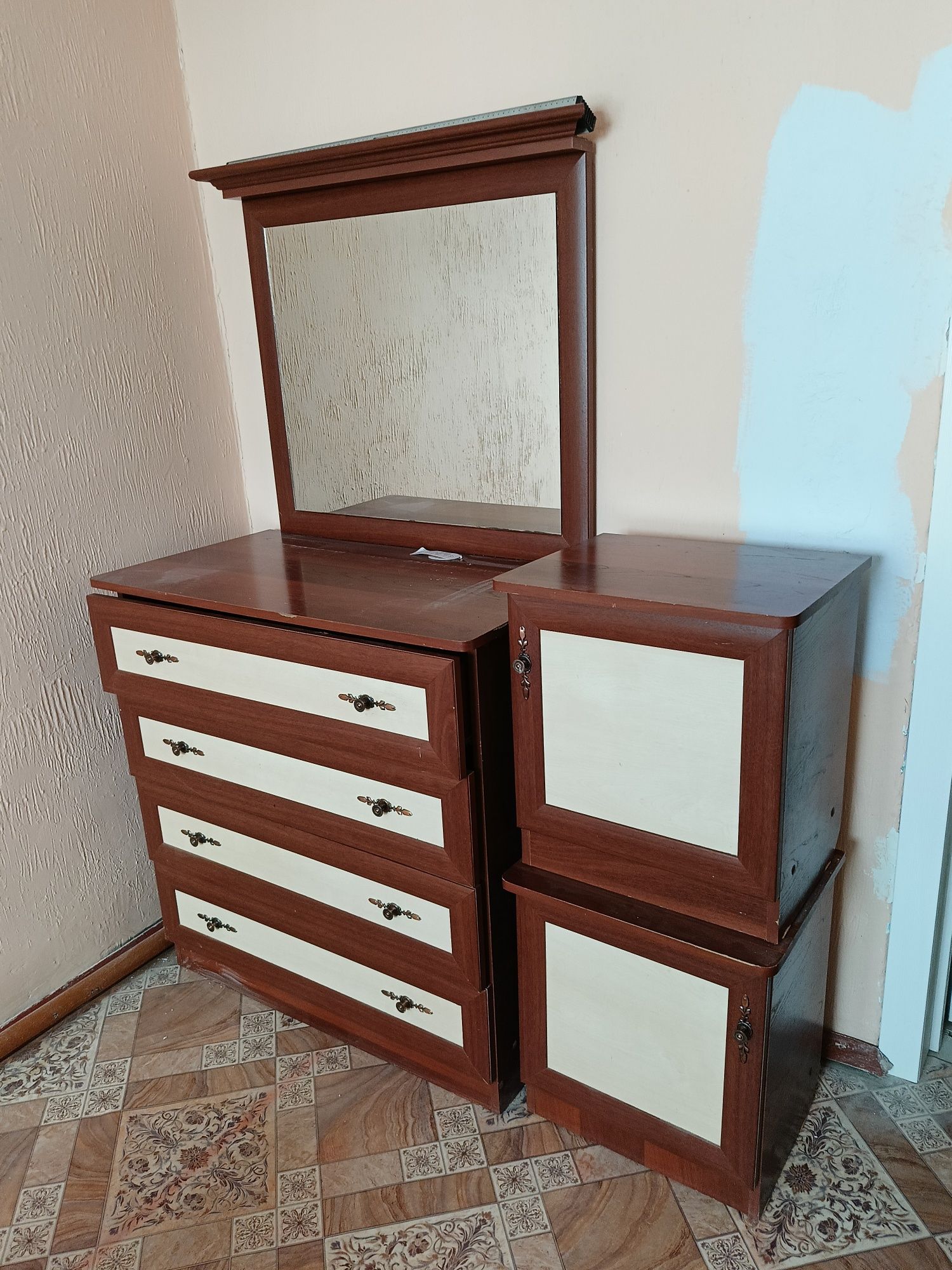 Продам срочно камот и две тумбочку