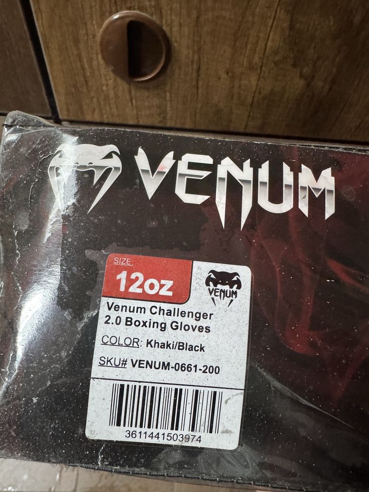 Продам боксерские перчатки Venum
