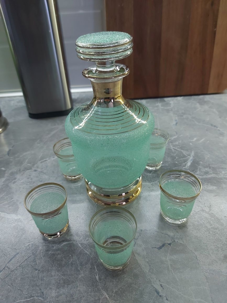 Продам графинчик со стопки из цветного стекла, недорого