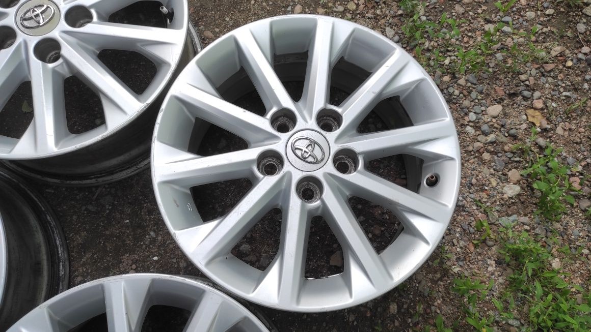 Комплект оригинальных дисков R16. Toyota Camry.