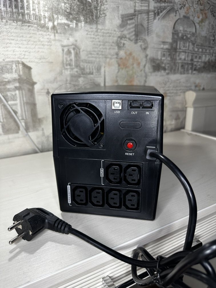 Источник бесперебойного питания ut1500ei