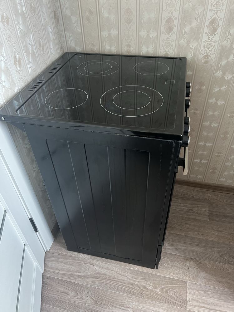 Продам кухонную плиту электрическую .