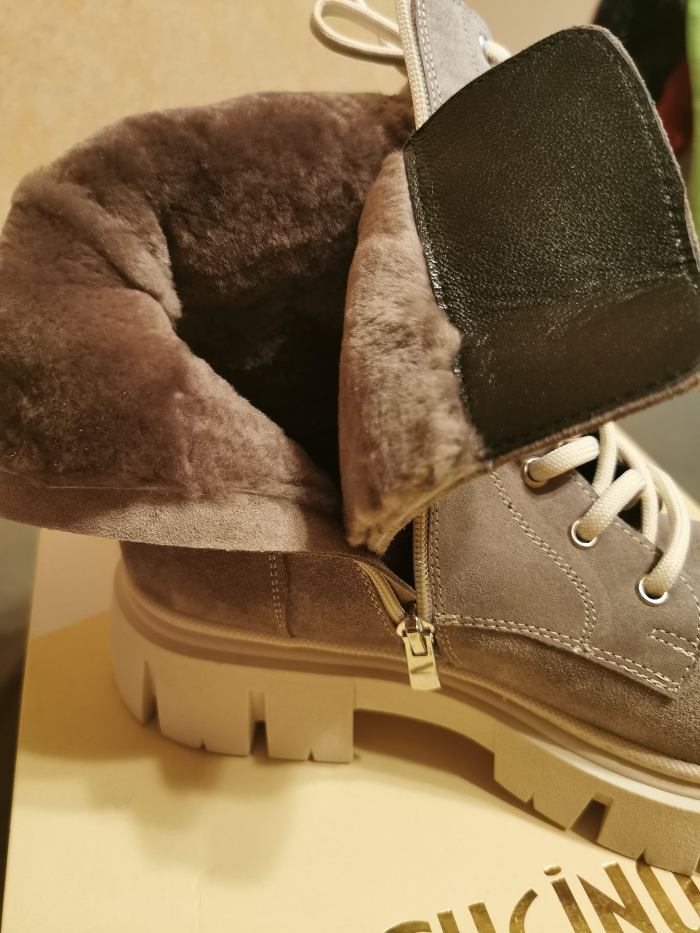 Продам зимние женские ботинки 40 р.