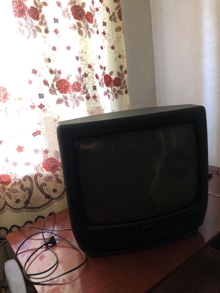 Отдам бесплатно: диван и телевизор с историей!