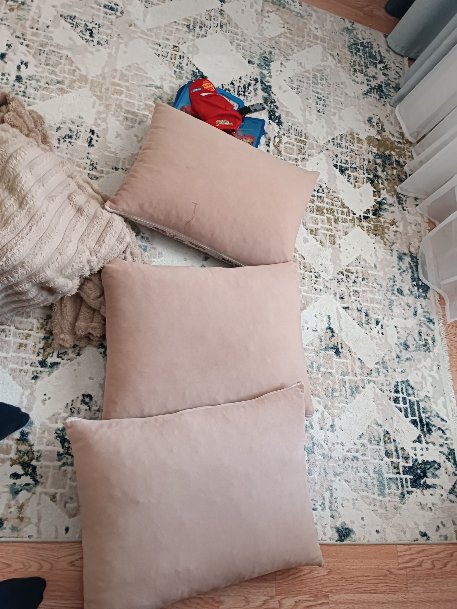Продам раскладной диван , с полкой внутри. В комплекте есть подушки 3
