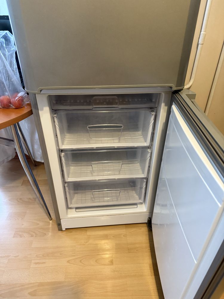 Б/у холодильник indesit IB201S