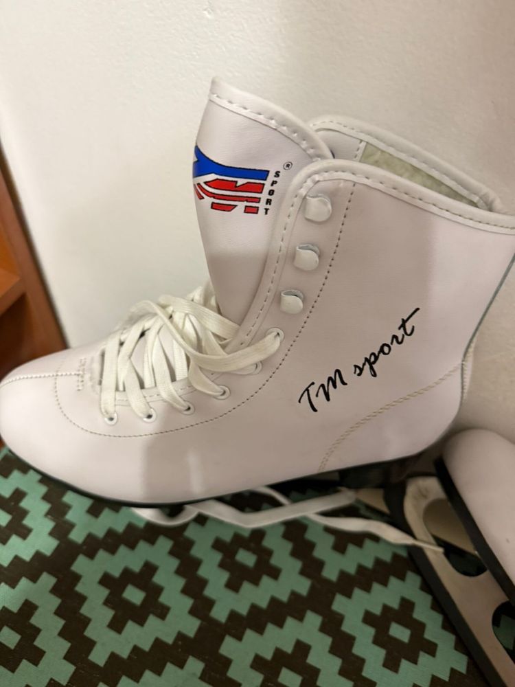 Продам коньки белые