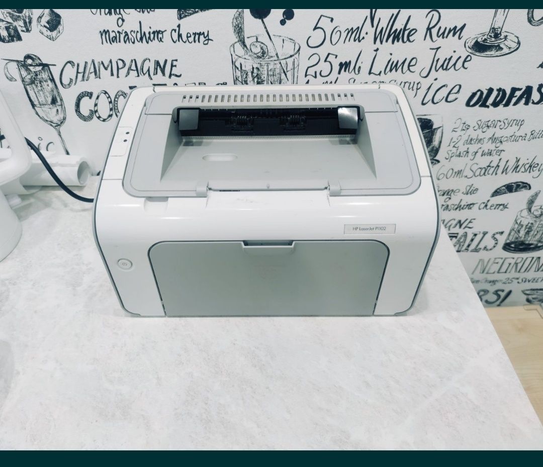 Продается принтер HP1102 + картридж новый
