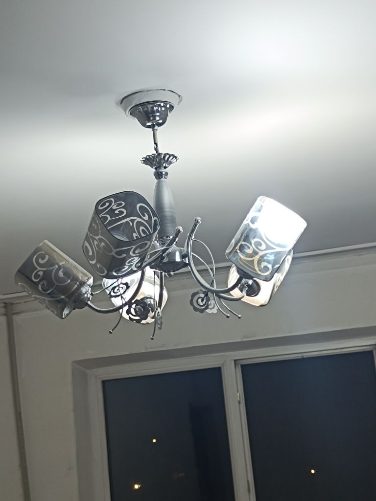 Продам две люстры