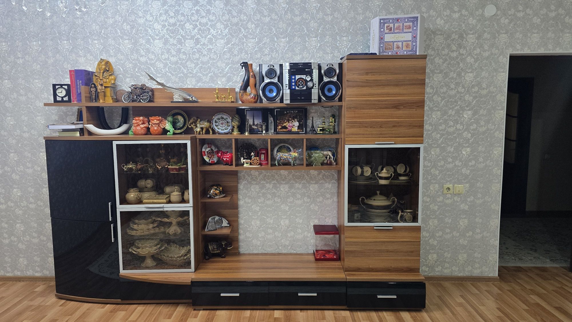 Шкаф сервант для гостиной