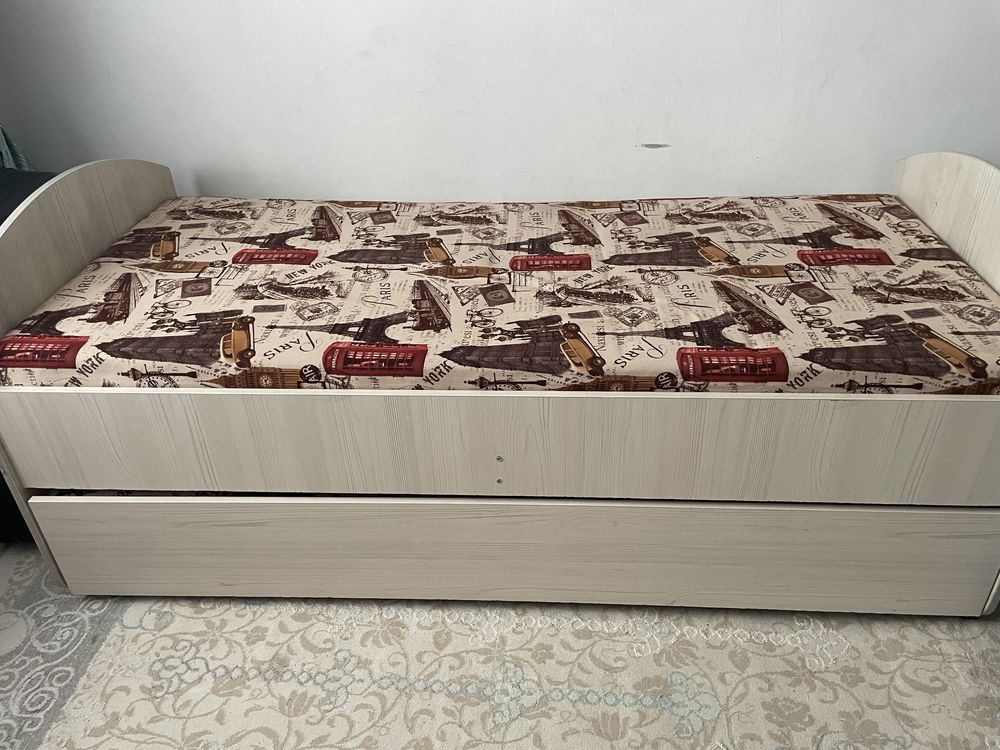Кровать двойной.