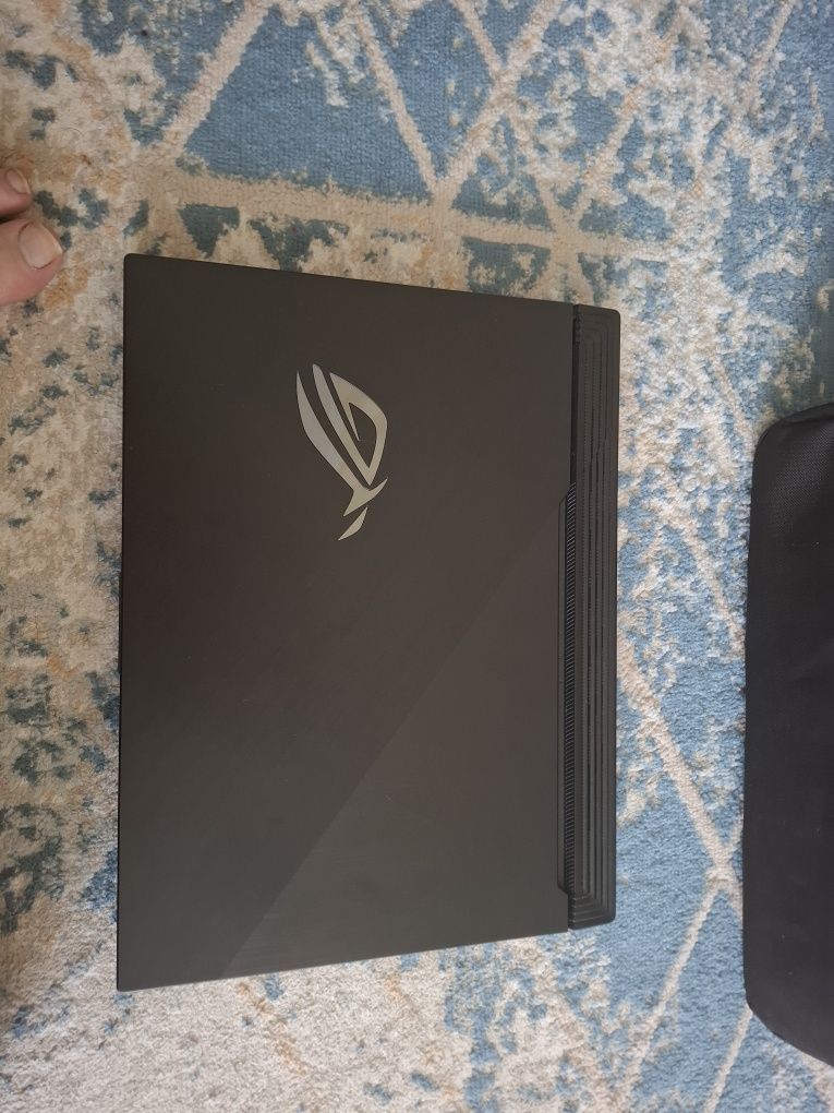 Продам игровой ноутбук Асус fog strix в отличном состояний