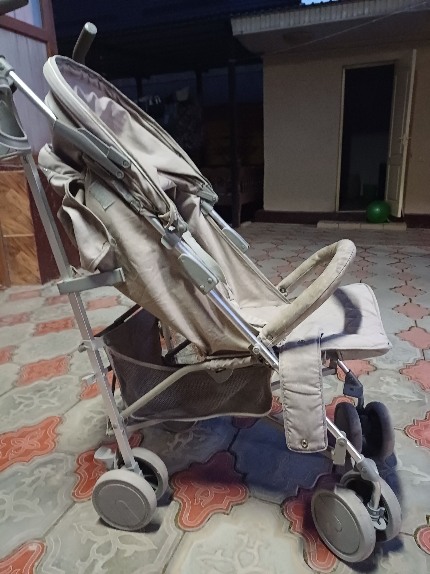 Детская коляска, удобная, легко складывается