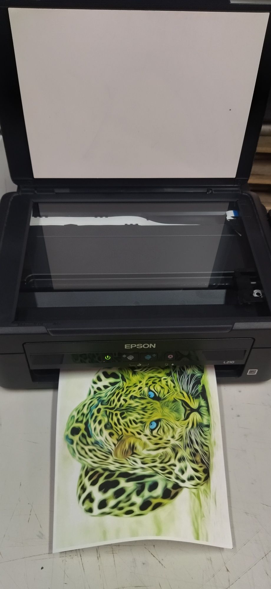 Продам цветной  МФУ Epson 210