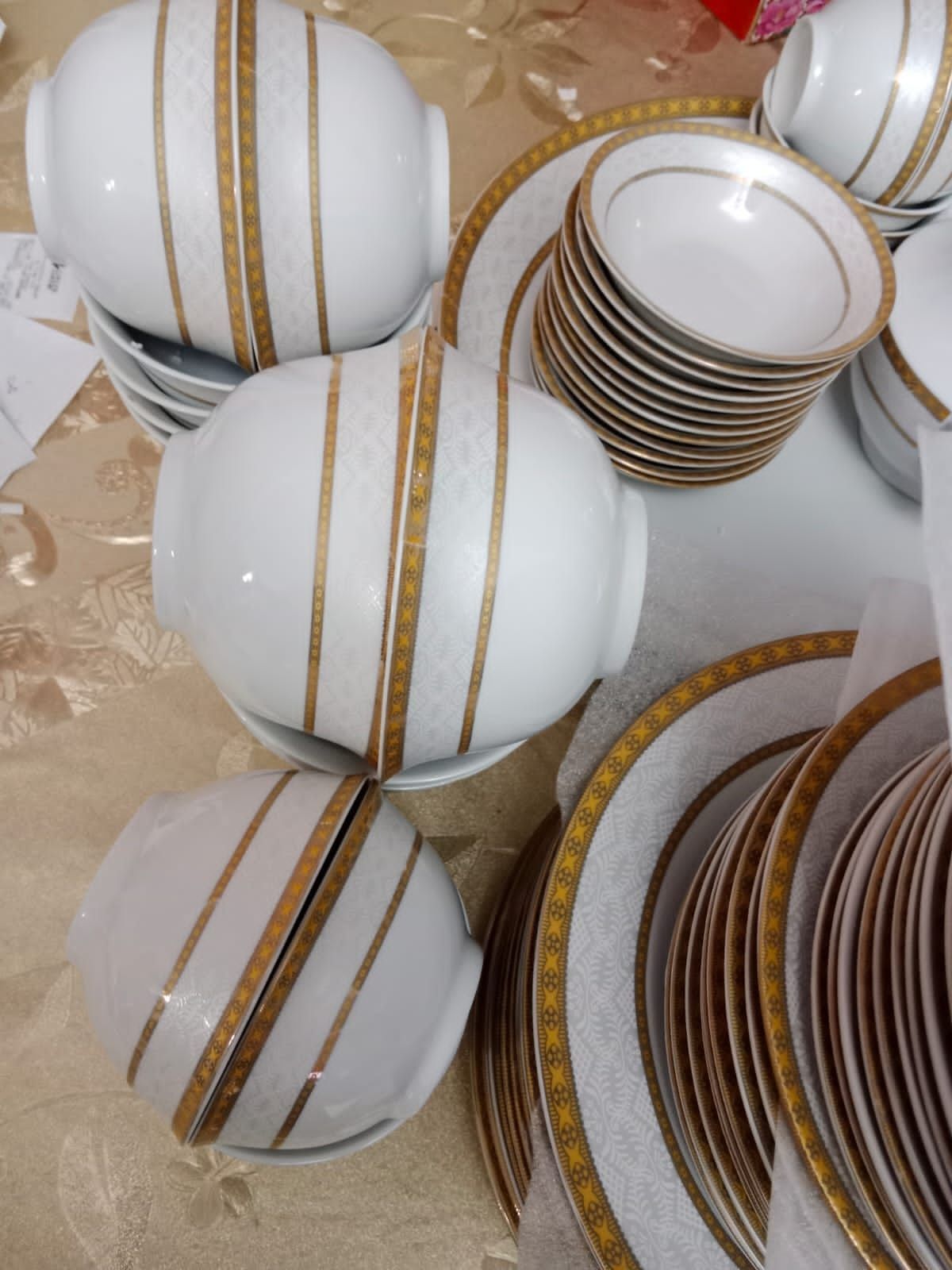 Продам сервиз Столовый. Новый.костянной форфор