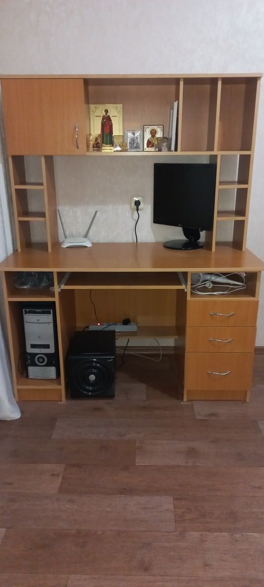 Продам  компьютерный ,письменный стол