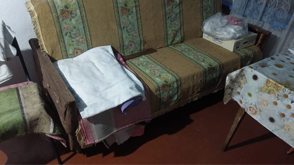 Продам прихожую, кухонный гарнитур, столы, диван, шифоньер