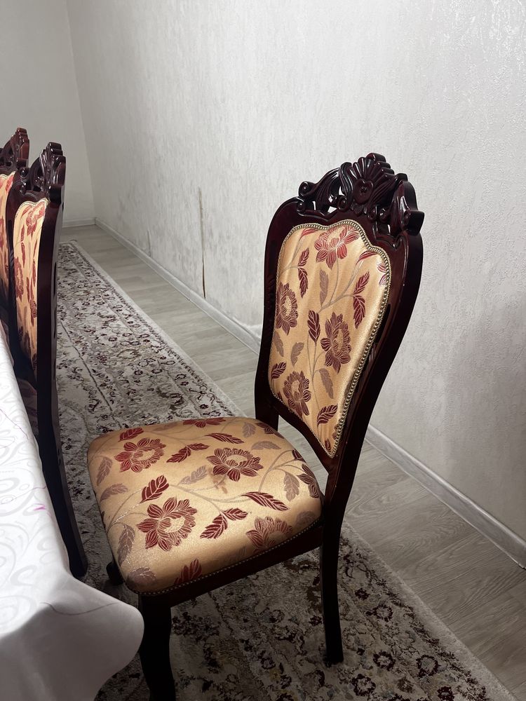 Стол стулья для гостинной