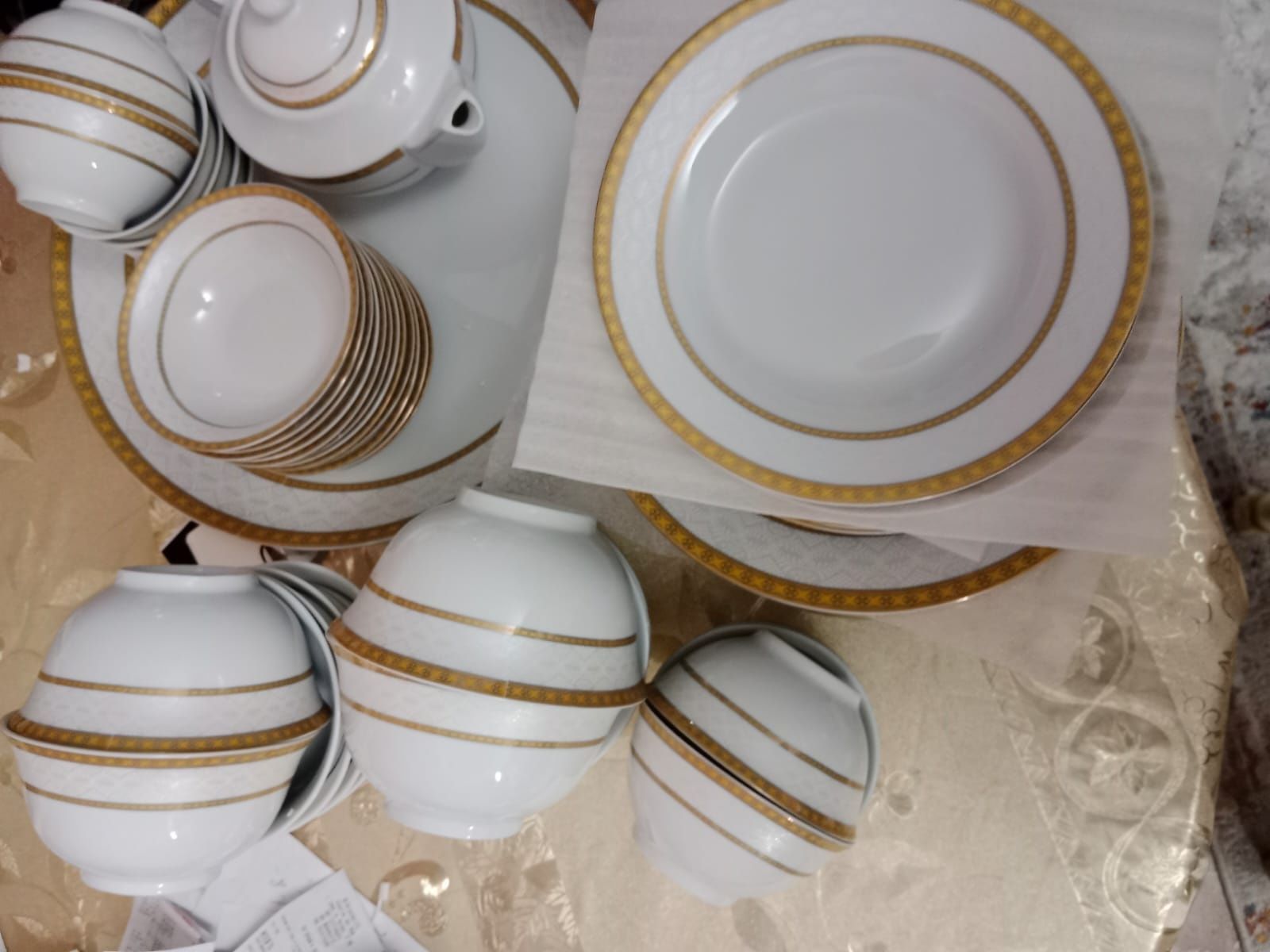 Продам сервиз Столовый. Новый.костянной форфор